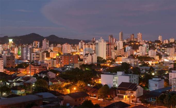 A cidade ocupa 233 km² e tem 247 mil habitantes. Fica a 57m de altitude, bem baixa, e a apenas 42 km da capital Porto Alegre.