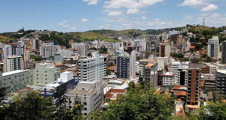 A cidade ocupa 299 km², com 80 mil habitantes. Fica a 648m de altitude e a 230 km da capital Belo Horizonte.