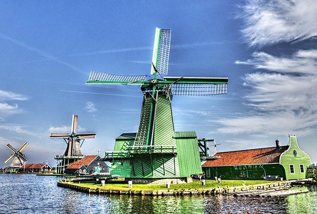  A cidade reproduz a vida em um típico vilarejo holandês do século 19. Ainda dispõe de restaurantes, cafés e hotéis. Todo o bairro é conectado por pontes e fica às margens do rio Zaan. 