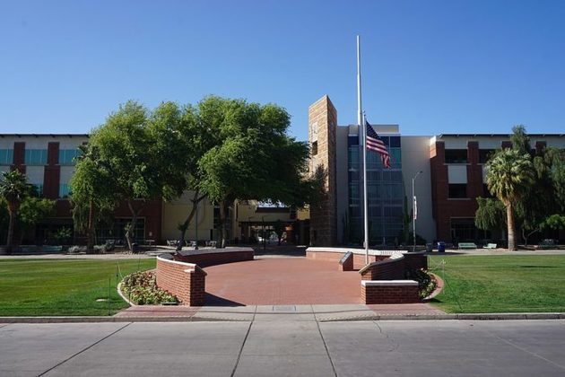 A cidade também é o lar da Universidade do Arizona (UArizona), a maior universidade do estado, fundada em 1885.