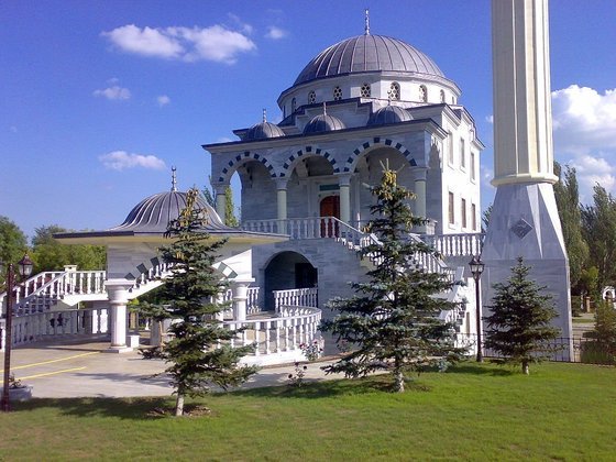 A cidade tinha belas mesquitas, anunciadas em sites de viagens. Uma das principais é a Sultan Suleiman Mosque. 