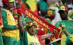 A colorida torcida de Senegal está animada para o jogo com a Inglattera 