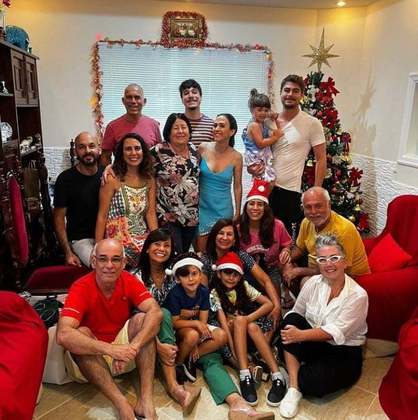 A comediante e apresentadora Tatá Werneck postou com a família e brincou: “Feliz natal da família Arguelhes. Todos barrigudos com bundas imensas. Que brigam por bobagem e fazem as pazes como se nada tivesse acontecido”.