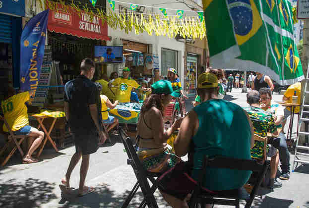 A concentração de torcedores brasileiros começou logo cedo nos arredores da Praia de Copacabana.