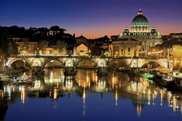 A construção da basílica começou em 1506 e levou mais de um século para ser concluída. A arquitetura imponente conta com uma grande cúpula projetada por Michelangelo, que chega a uma altura de mais de 136 metros!