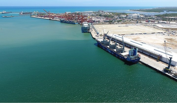 A construção do Porto de Suape (foto), a partir de 1978, é apontada por muitos como um dos fatores para o aumento de tubarões em Pernambuco. As leis ambientais eram frouxas e a terraplenagem interrompeu o fluxo de rios. 