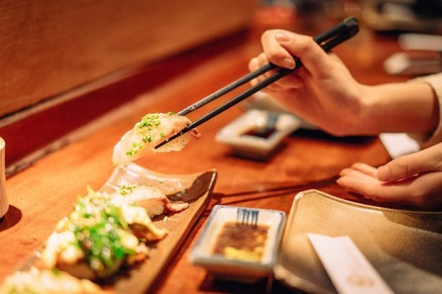 A crise é tamanha que alguns restaurantes do país estão tendo que mudar alguns costumes, como acabar com as tradicionais esteiras rolantes de sushi, por exemplo.