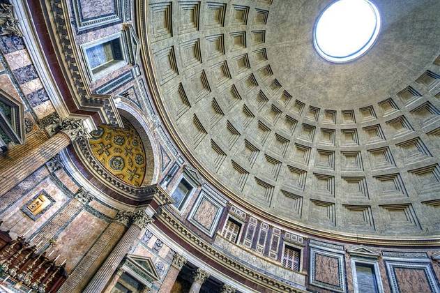 A cúpula do Panteão é maior que a da Basílica de São Pedro, no Vaticano. E não há há vergalhões ou qualquer outro tipo de reforço. Isso a torna a maior cúpula de concreto não reforçada do mundo