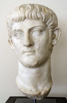 A decisão de colocar o dia extra no mês de fevereiro tem uma razão histórica ligada ao imperador romano Júlio César.