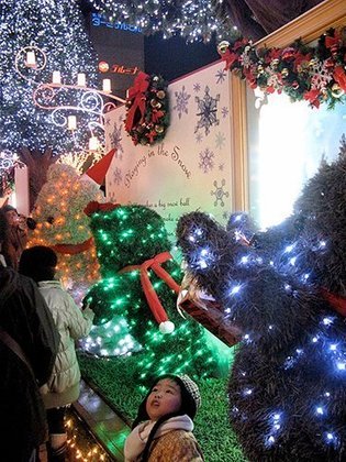 A decoração das ruas no Japão para o Natal é um espetáculo à parte. Um festival de luzes encanta moradores e visitantes, principalmente nos grandes centros de Tóquio e Yokohama. Veja como a menina da foto se impressiona com a beleza da decoração. 