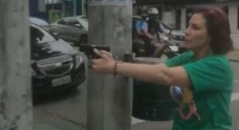 A deputada federal Carla Zambelli aponta arma para homem em São Paulo
