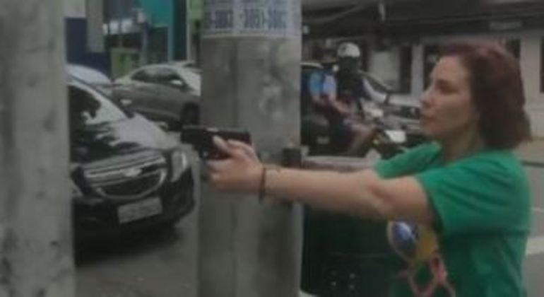 A deputada federal Carla Zambelli (PL-SP) com arma em punho ao perseguir homem em São Paulo