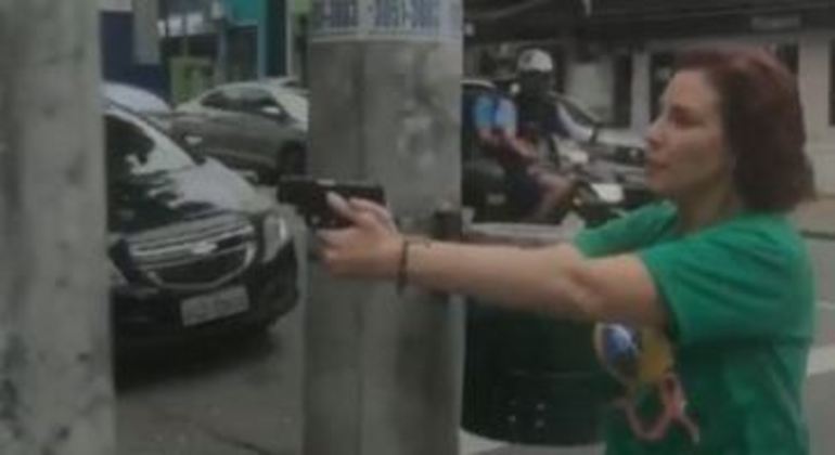 A deputada federal Carla Zambelli (PL-SP), flagrada apontando arma para homem