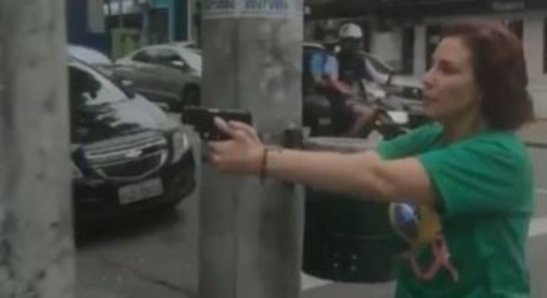 A deputada federal Carla Zambelli (PL-SP), flagrada apontando arma para homem