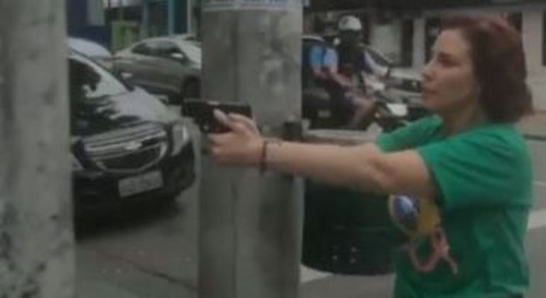Deputada federal Carla Zambelli (PL-SP), flagrada ao apontar arma a homem