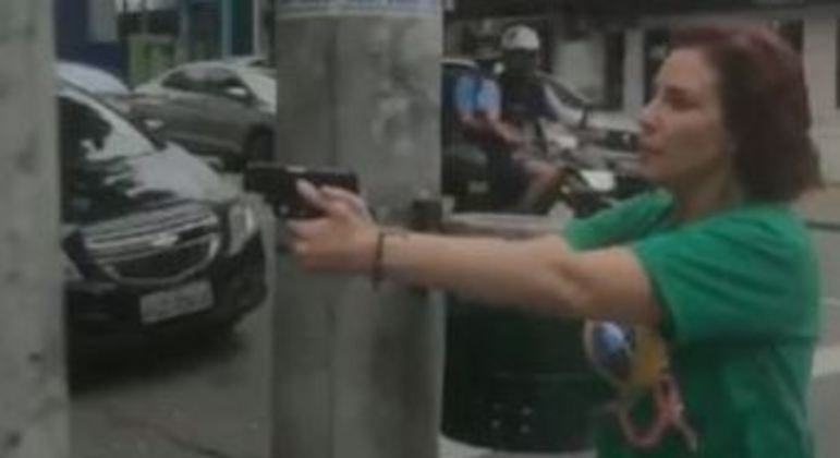 Carla Zambelli (PL-SP) apontando arma para um homem em São Paulo, às vésperas do 2º turno