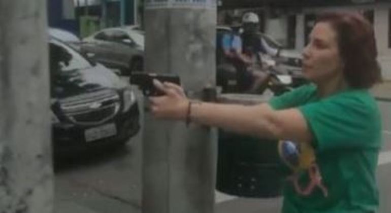 A deputada federal Carla Zambelli aponta arma para homem em São Paulo