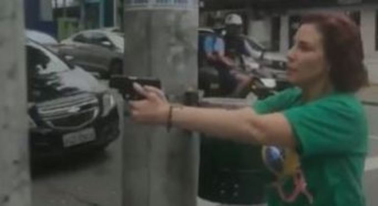 Carla Zambelli (PL-SP) flagrada apontando uma arma para um homem, em São Paulo