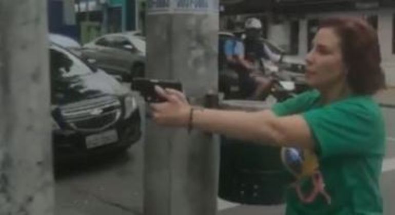A deputada federal Carla Zambelli, flagrada apontando arma para homem