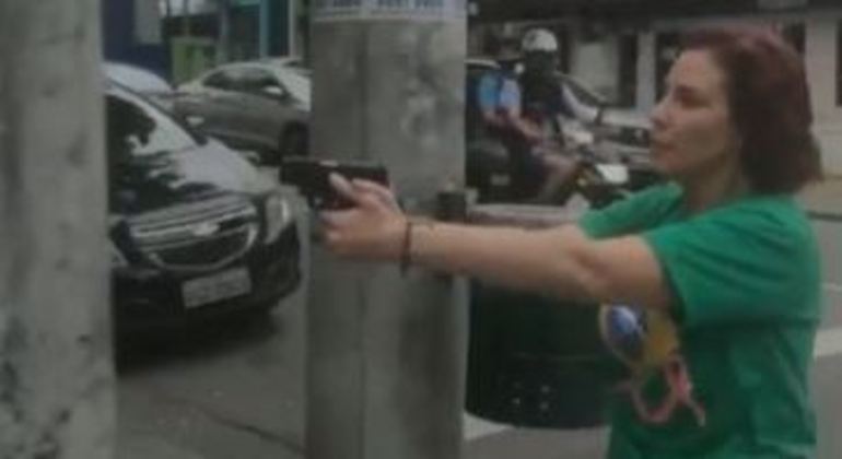 A deputada federal Carla Zambelli (PL-SP), flagrada apontando arma a homem