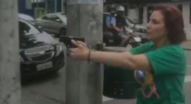 A deputada federal Carla Zambelli (PL-SP), flagrada apontando arma para um homem