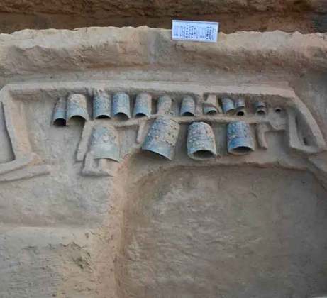 A descoberta aconteceu no decorrer das buscas nas ruínas em uma velha cidade próxima a Zhengzhou, capital da região de Henan. Os 24 sinos estavam num poço de sacrifícios perto dos  destroços de um palácio. 