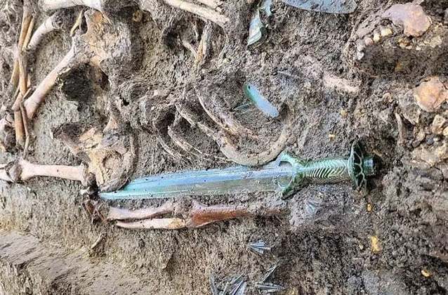A descoberta de uma espada de 3 mil anos num cemitério da Alemanha chamou atenção para armas que eram usadas em tempos antigos. Veja algumas. 