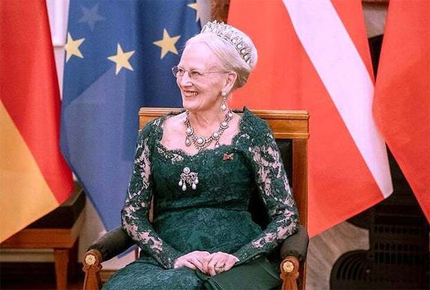 A Dinamarca é uma Monarquia Constitucional, em que, desde 1972, o poder é exercido pela Rainha Margarida II.  Após a morte de Elizabeth II, do Reino Unido, Margarida é atualmente a monarca que está há mais tempo no trono na Europa. 