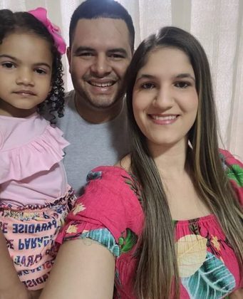 A dona de casa e seu marido, o marceneiro Magdiel Costa, de 31 anos, já são pais de uma menina de quatro anos.