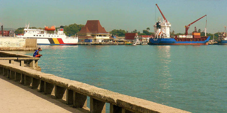 A economia depende da exportação de café e petróleo (na foto, o porto da capital, Dili). A principal atração turística é a Ilha de Jaco, para a prática de esportes náuticos.  Destaque também para as praias.