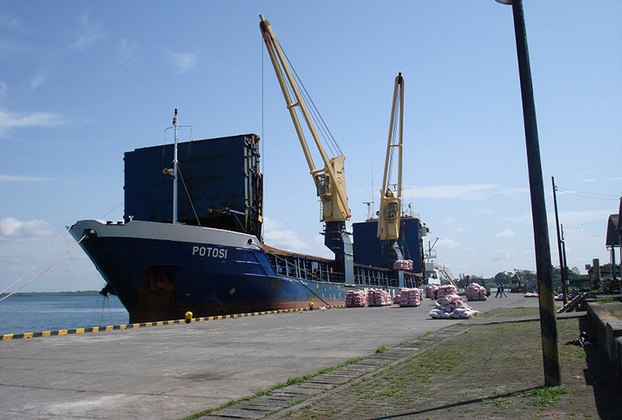 A embarcação foi levada para o porto de Tumaco, no sudoeste da Colômbia, perto da fronteira com o Equador. 