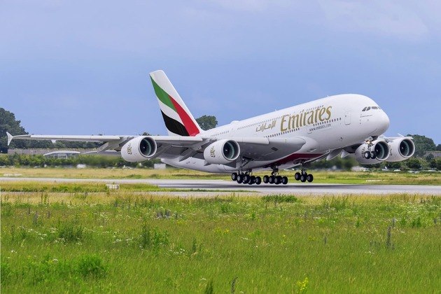  A Emirates é a principal companhia aérea dos Emirados Árabes Unidos. Fundada em 1985, está em franca expansão. E já integra a seleta lista das 10 principais empresas de aviação do mundo. 