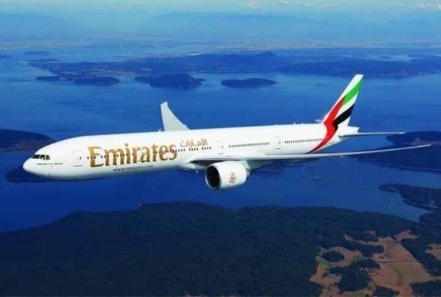 A Emirates, inclusive, tem voos diretos do Brasil para Dubai. Partem do Aeroporto Internacional de Guarulhos, com duração média de viagem de 14 horas e 30 minutos. 