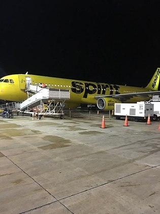 A empresa aérea Spirit Airlines disse que os trabalhadores envolvidos foram suspensos.