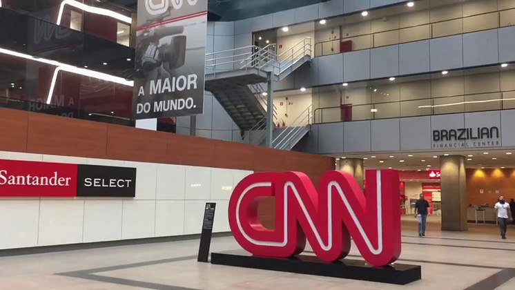 A empresa demitiu 120 funcionários, incluindo muitos jornalistas. Além disso, a CNN Brasil fechou a filial do Rio de Janeiro, mas seguirá com unidades em Brasília e São Paulo. 