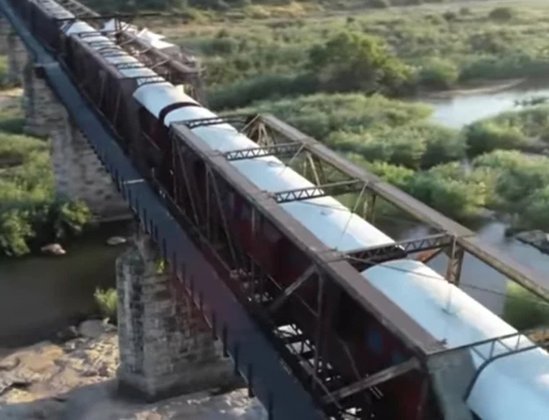 A empresa Motsamayi Tourism Group, dona do hotel, explica que a ponte com o trem abandonado era usada desde os anos 1920 até a década de 60 para o transporte de pessoas no parque. 