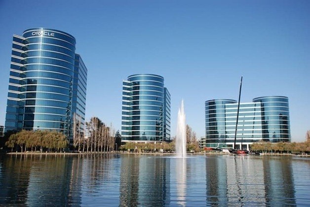 A empresa mudou sua sede para Palo Alto, Califórnia (famoso Vale do Silício, que abriga muitas startups e empresas globais de tecnologia, como a Apple e Facebook), em 1999. 