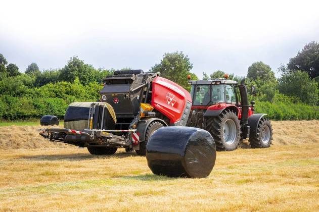 A enfardadora-MF-RB4160VProtec, da Massey Ferguson, embrulha o feno em movimento, e apresenta maior velocidade de trabalho e redução de manutenção e níveis de ruído, além de manter o formato ideal do fardo. Divulgação / Massey Ferguson