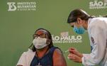 A enfermeira Mônica Calazans, primeira vacinada contra a Covid-19 no Brasil