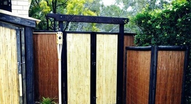 A entrada da casa foi estrutura com cerca de bambu