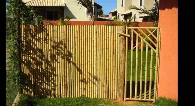 A entrada da residencia foi estruturada com bambu