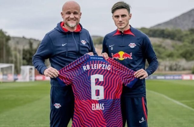 A equipe alemã pagou 24 milhões de euros para tirar o macedônio Eljif Elmas do Napoli. Foto: Divulgação / Red Bull Leipzig