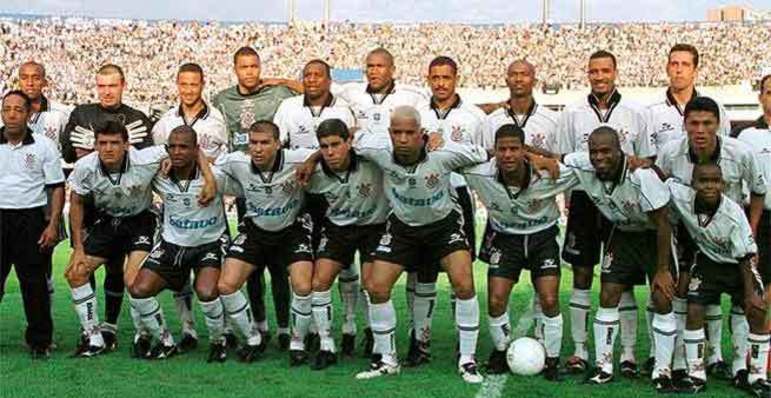 A equipe do Corinthians no jogo de ida da final de 1999 foi: Maurício; Índio, Gamarra, Nenê e Silvinho; Vampeta, Rincón, Ricardinho e Marcelinho Carioca; Edílson e Fernando Baiano (Dinei). O técnico era Oswaldo de Oliveira