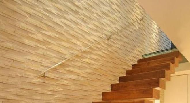 A escada flutuante de madeira traz aconchego para o ambiente