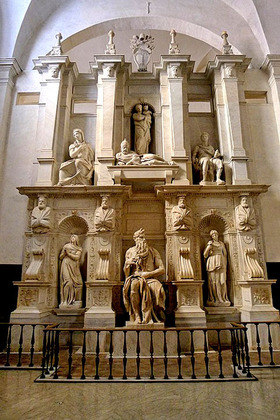 A escultura de Moisés pode ser vista na Igreja de San Pietro in Vincoli, perto do Coliseu, em Roma. 