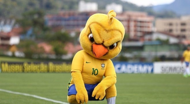 Canarinho Pistola sai pelas ruas de Viena e faz sucesso com a criançada  local, seleção brasileira