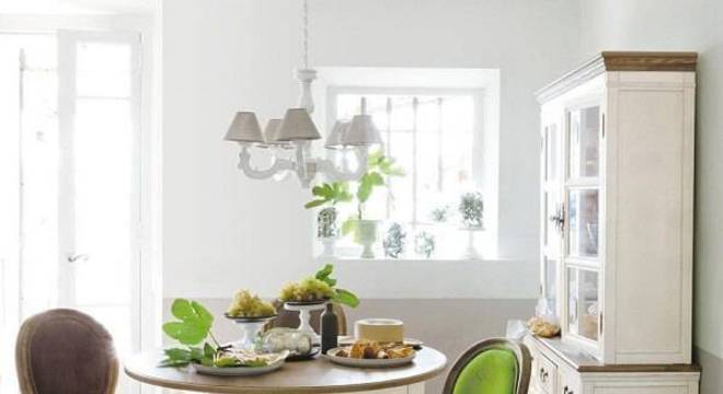 A estampa das cadeiras combinam perfeitamente com a decoração do ambiente