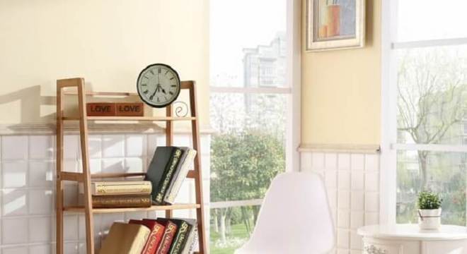 A estante escada na cozinha serve de apoio para livros de receita