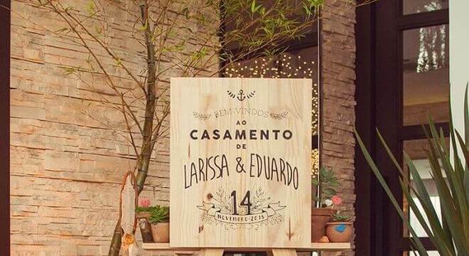 A estante escada recepciona os convidados da festa de casamento