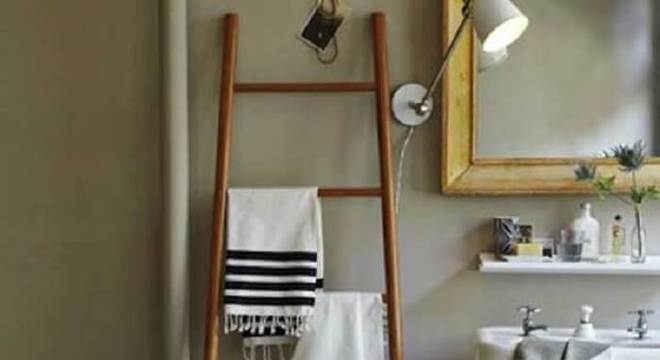 A estante escada serve de apoio para toalhas do banheiro